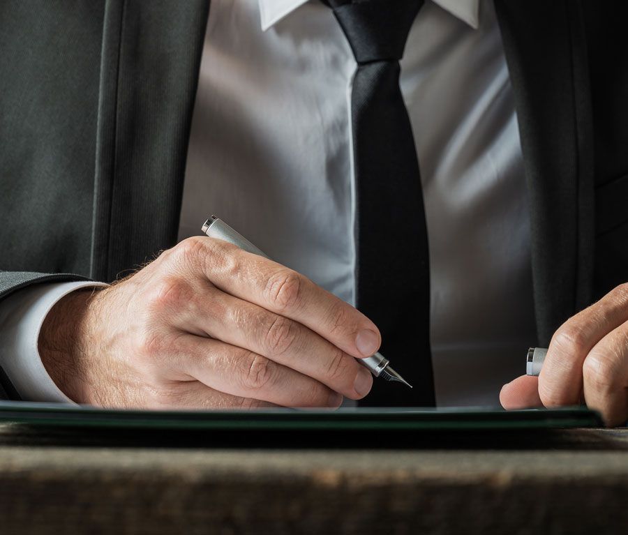 Een hand ondertekent een document